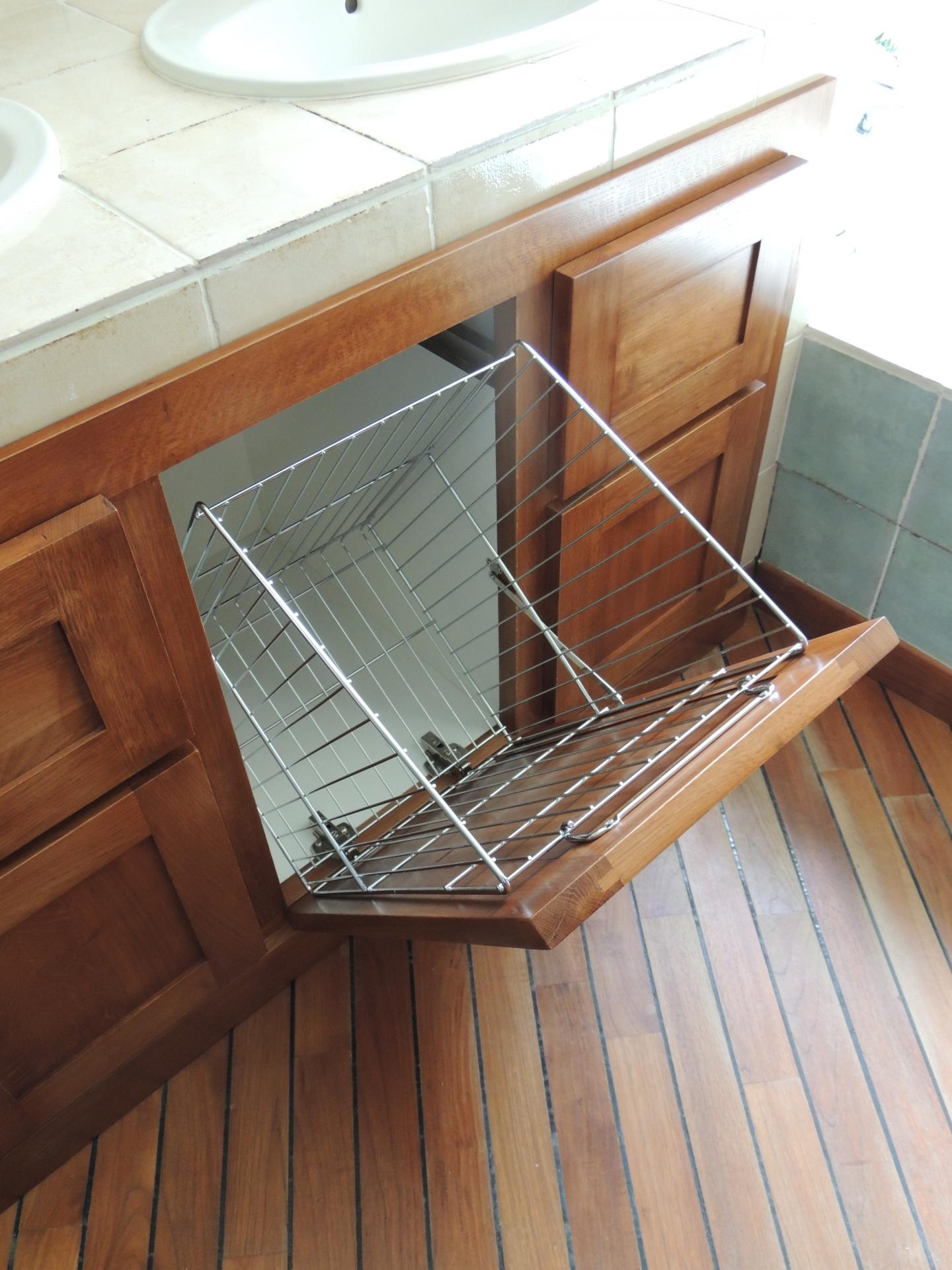 www.ateliercannelle.com, panier à linge intégré dans un meuble sous vasque